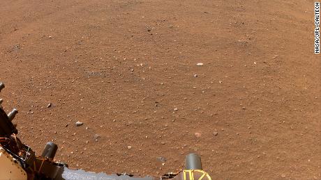 La nave Perseverance de la NASA usó una de sus cámaras de navegación para capturar esta imagen del terreno plano del cráter Jezero.  Esta es una ubicación potencial que la NASA podría considerar para un rover de retorno de muestras de Marte.