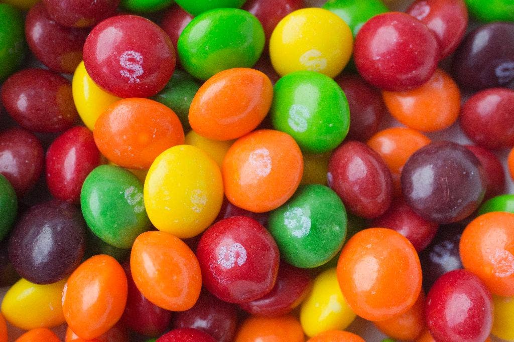 La demanda afirma que los Skittles son "no aptos para el consumo humano"