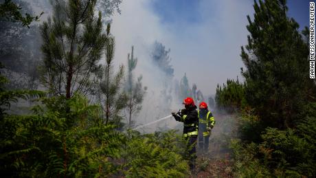 Los bomberos trabajan para contener un incendio cerca de Louchats, Francia, donde la agencia meteorológica nacional emitió alertas sobre el aumento de las temperaturas. 