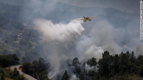 Portugal sufre una sequía severa, mientras los aviones apagan incendios forestales en Ourem, al norte de Lisboa. 