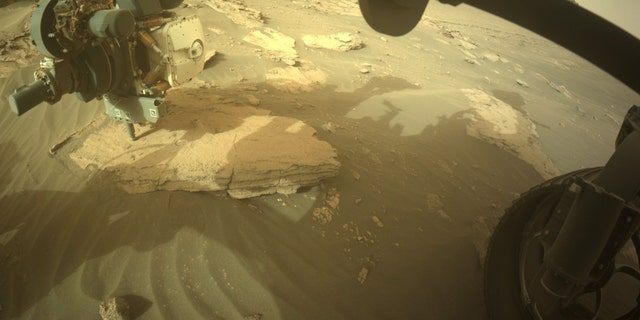 La nave espacial Mars Perseverance de la NASA capturó esta imagen del área al frente usando la cámara frontal en su parte posterior para evitar los peligros de la mano derecha A.  .