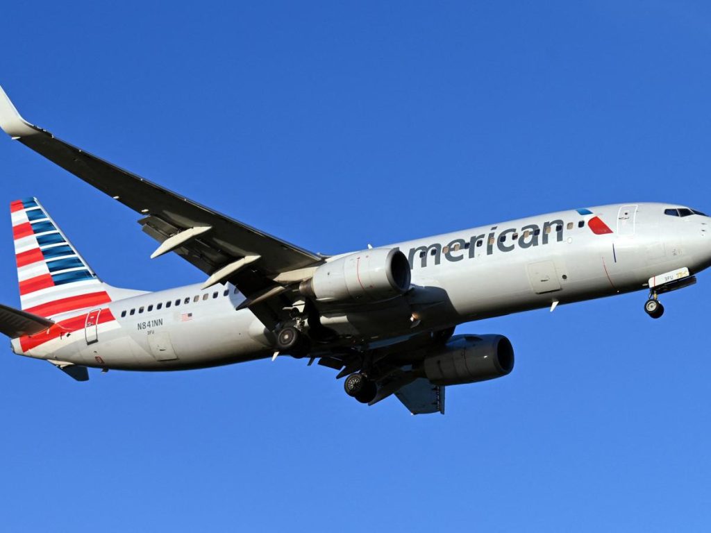 El CEO de American Airlines dice que "no pasa un día" en el que la aerolínea no tenga problemas para proporcionar suficientes almohadas, mantas, vasos y alimentos para sus vuelos.