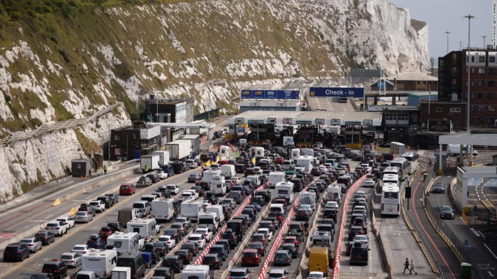 Se culpa al Brexit por los retrasos, ya que los camioneros y viajeros británicos se enfrentan a un punto muerto en Dover