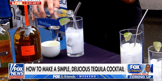 Christopher DeSoto prepara un cóctel Hiatus Highball con tequila, tónica y lima "Fin de semana de Fox y sus amigos."