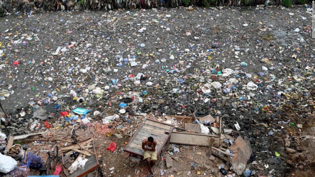 India prohíbe los plásticos de un solo uso para combatir la contaminación