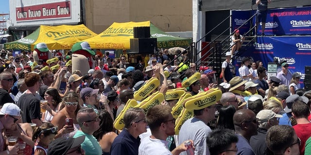 Una multitud se reúne para ver el famoso concurso de comer perritos calientes de Nathan en Coney Island el 4 de julio de 2022. 