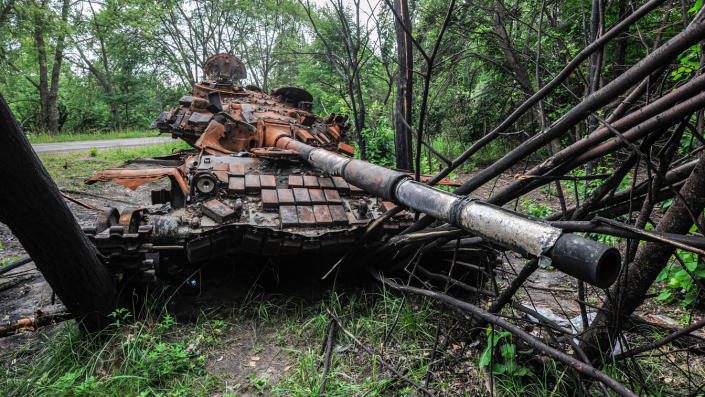 Un tanque destruido del ejército ruso en el pueblo de Kokhari en la región de Kyiv.  Rusia invadió Ucrania el 24 de febrero de 2022, provocando la mayor ofensiva militar en Europa desde la Segunda Guerra Mundial.  (Sergey Chuzavkov/SOPA Images/LightRocket vía Getty Images)