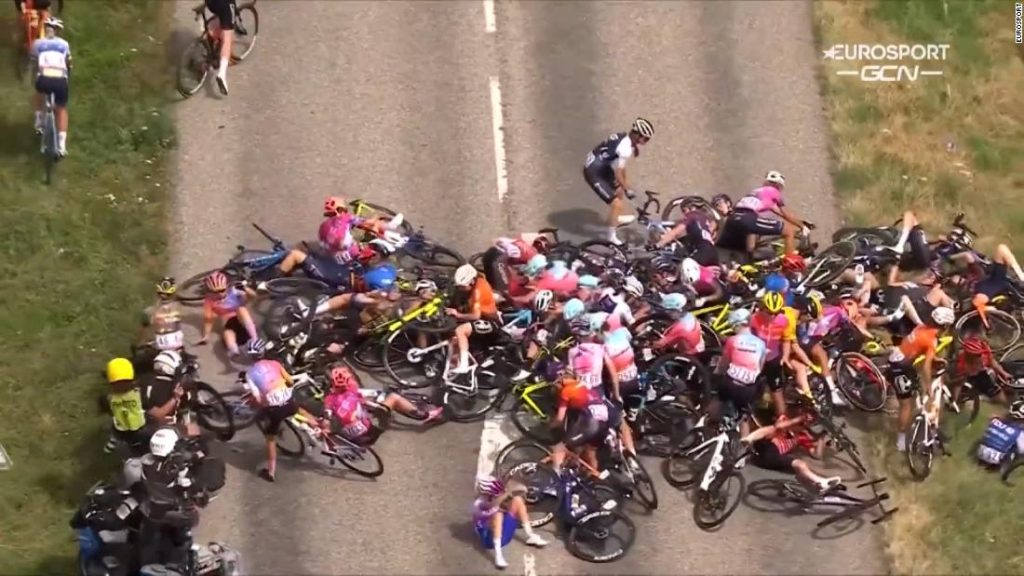 Tour de France Femmes: Impresionante accidente de varios ciclistas deja al ciclista que necesita tratamiento hospitalario