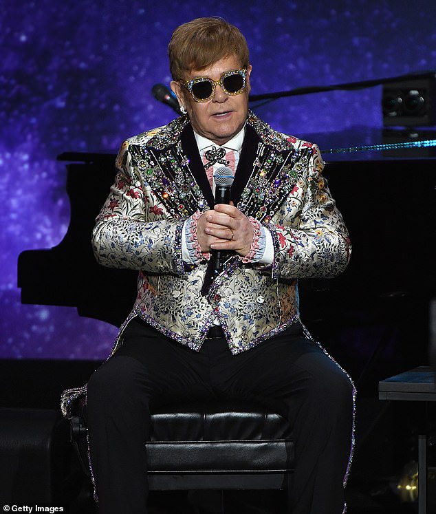 Clásico: Elton escribió la música en el acto para Tiny Dancer, mientras que su asistente habitual, Bernie Tobin, se encargó de la letra.  aparece en el LP Madman Across The Water de 1971;  Fue visto en 2018 en la ciudad de Nueva York.
