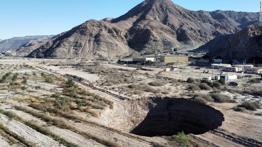 Chile busca sancionar a los responsables del socavón cerca de la mina de cobre