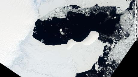 Es relativamente común que las plataformas de hielo en la Antártida generen icebergs.  Es menos común que una plataforma de hielo se rompa por completo.  En marzo de 2022, la plataforma de hielo de la Antártida Oriental hizo ambas cosas. 