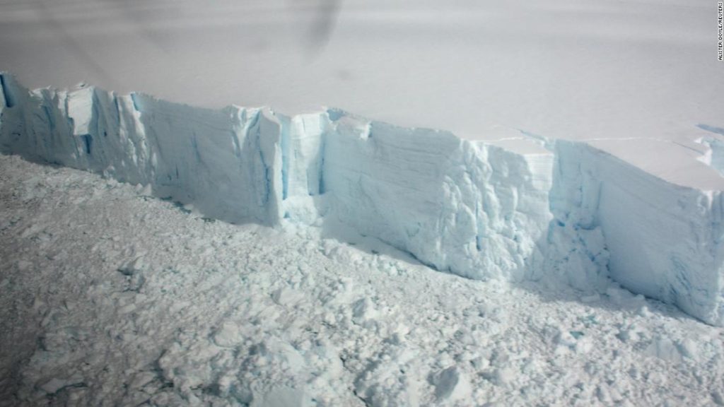 Las imágenes de satélite muestran que la capa de hielo de la Antártida se está derrumbando más rápido de lo que se pensaba