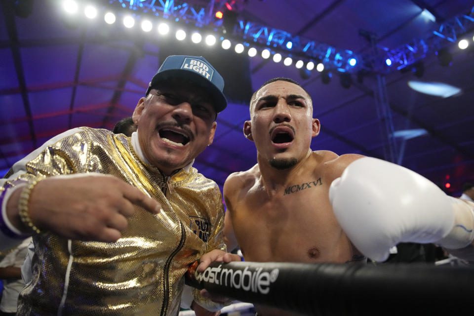 Teofimo López, a la derecha, celebra con su padre Teofemo López Sr. después de derrotar a Pedro Campa por nocaut técnico en un combate de boxeo junior, el sábado 13 de agosto de 2022 en Las Vegas.  (Foto AP/John Locher)