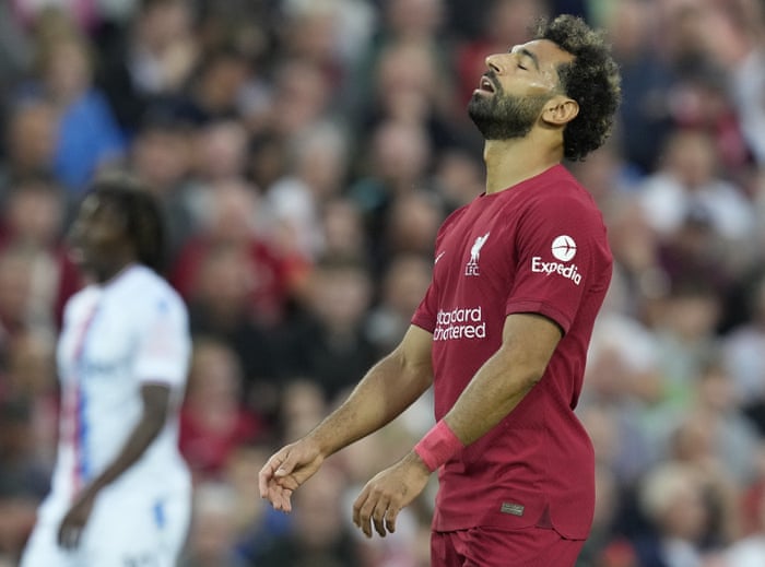 Mohamed Salah, el jugador del Liverpool, responde con disgusto.