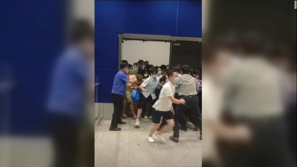 Shanghái, China: los compradores de IKEA se apresuran a salir cuando la tienda entra en el cierre de Covid