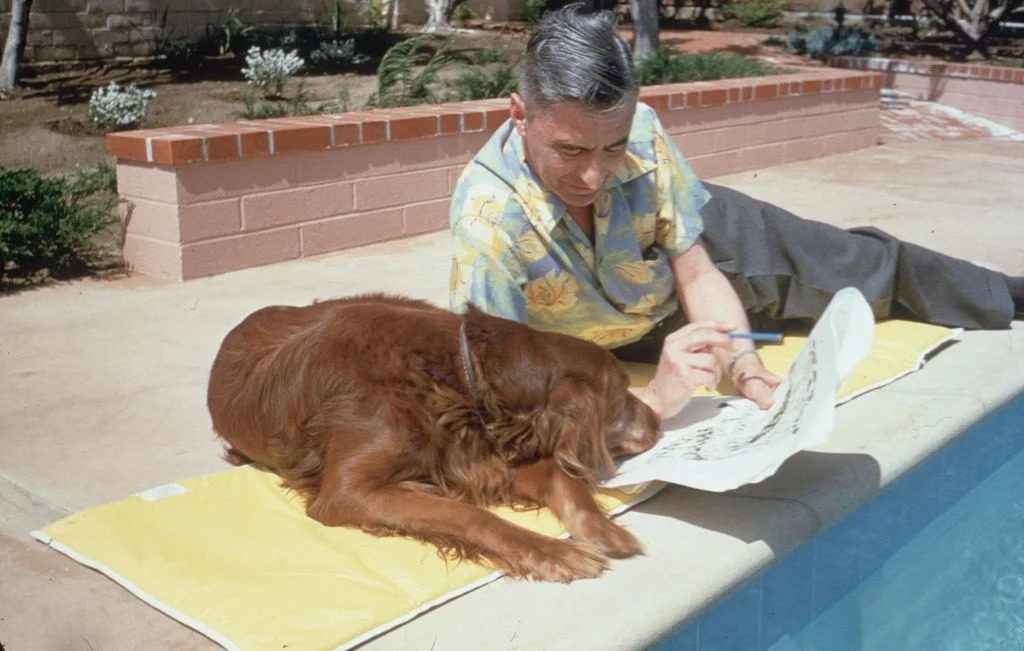 Dr. Seuss (Theodor Seuss Geisel, 1904-1991) se reclina con su raqueta de Clooney irlandés y algunas evidencias de su trabajo al borde de una piscina en su casa en La Jolla, California, el 25 de abril de 1957.