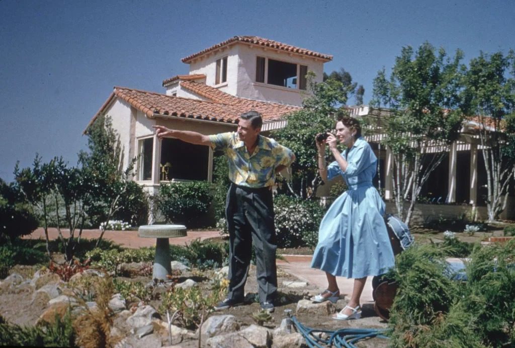 El Dr. Seuss señala algo mientras su esposa, Helen, se prepara para tomar una foto afuera de su casa en La Jolla, California, el 25 de abril de 1957.