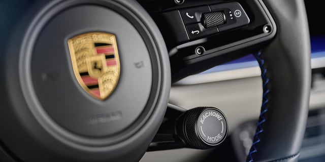 El vehículo cuenta con un botón de modo Kachow que hace referencia al logotipo de Lightning McQueen.