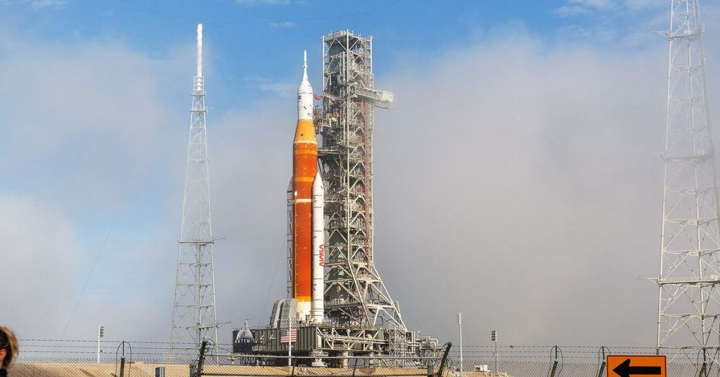 La misión Artemis I de la NASA está a punto de explotar un cohete SLS gigante hacia la luna