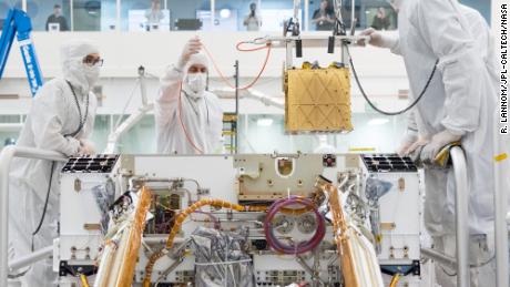 Los miembros del proyecto Mars 2020 de la NASA están instalando el Experimento de Utilización de Recursos de Oxígeno de Marte (MOXIE) en el chasis del Persevering Rover. 