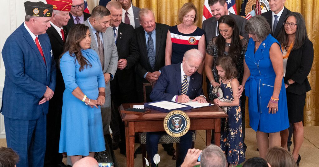 Biden firma proyecto de ley para ayudar a veteranos expuestos a quemaduras tóxicas