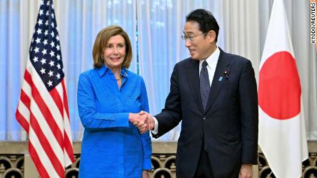 La presidenta de la Cámara de Representantes, Nancy Pelosi, le da la mano al primer ministro japonés, Fumio Kishida, en Tokio el 5 de agosto de 2022.