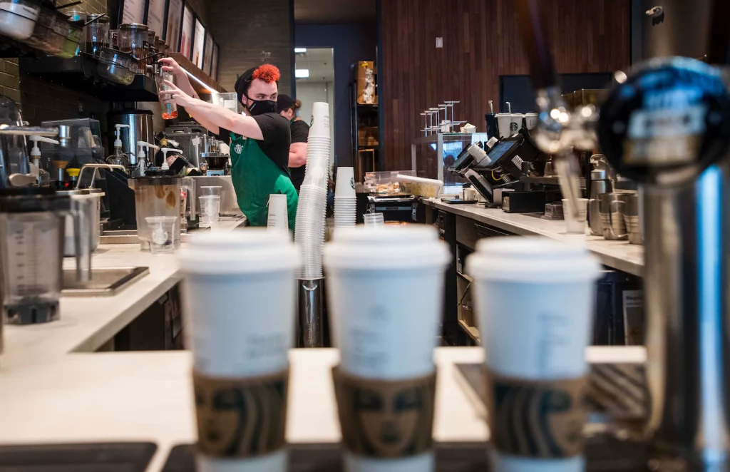 El Consejo Laboral dice que Starbucks retuvo ilegalmente los aumentos salariales de los trabajadores sindicalizados