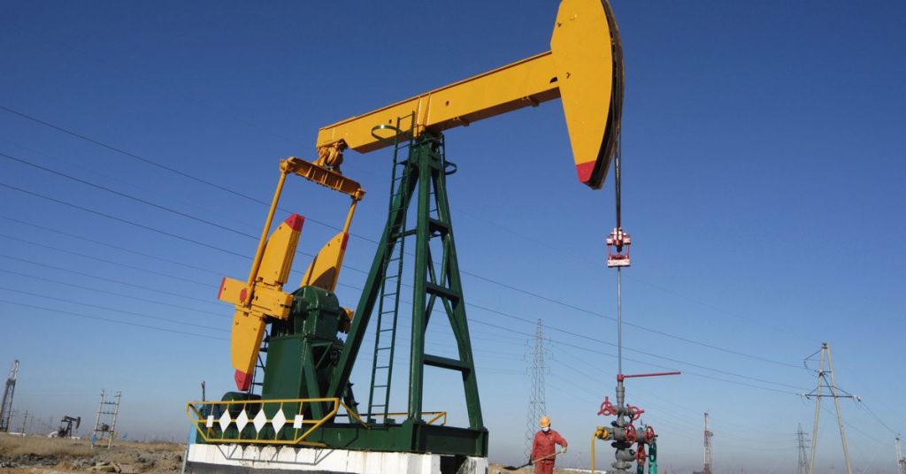 El petróleo sube alrededor del 2% gracias a los sólidos datos económicos, pero el comercio es volátil