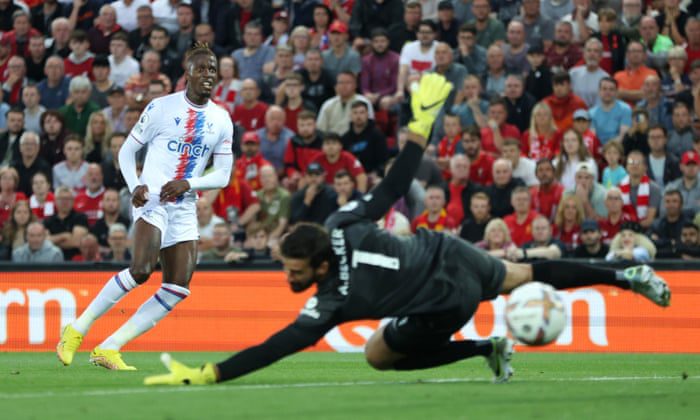 Wilfried Zaha de Crystal Palace anotó su primer gol contra Alisson Becker de Liverpool.