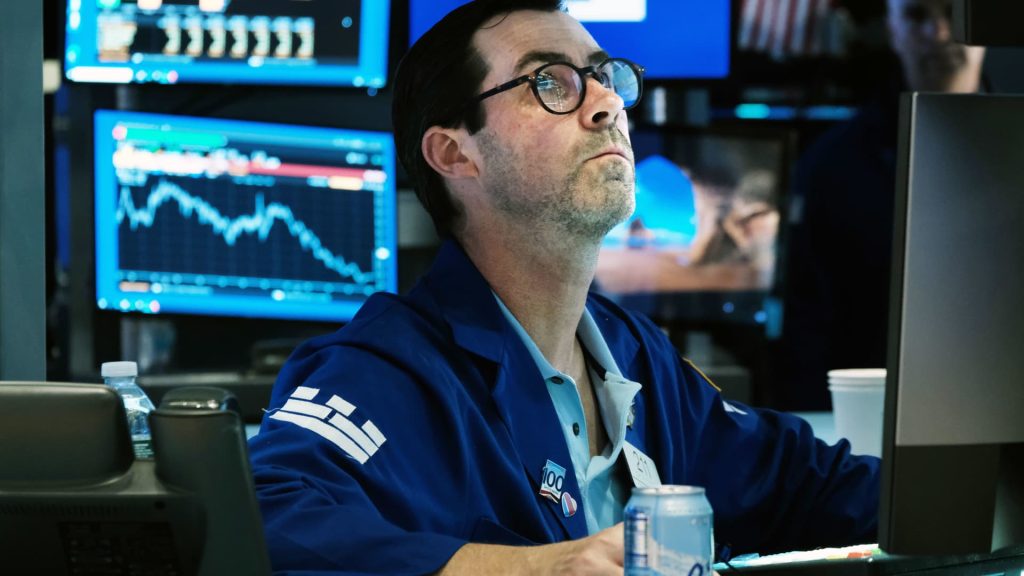 Los futuros de Dow caen casi 200 puntos mientras la derrota del viernes en Wall Street parece continuar