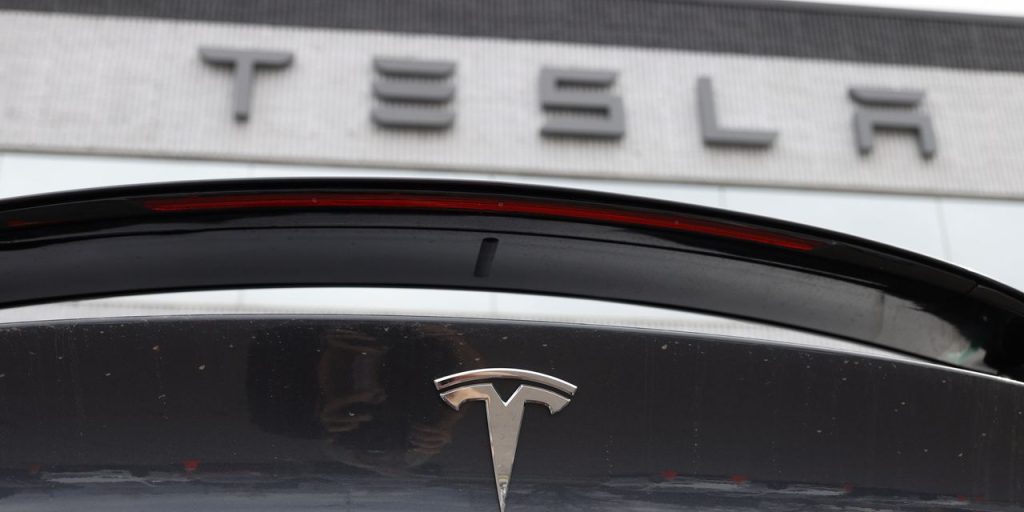 Los inversores de Tesla allanan el camino para una división de acciones y votan con la empresa sobre la mayoría de las ofertas