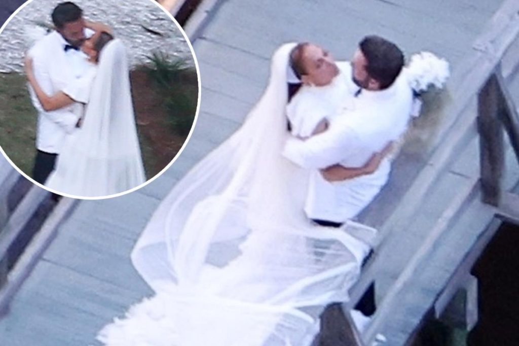 Mira el vestido de novia de Jennifer López en la segunda fiesta de Ben Affleck