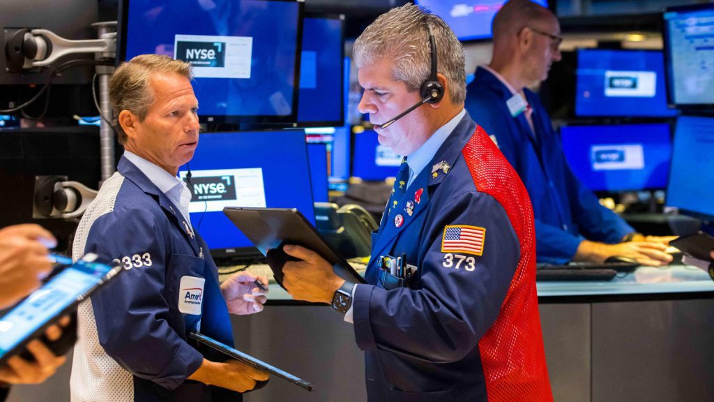 Los futuros de acciones cayeron después de que Wall Street cerrara en agosto con pérdidas