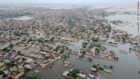 Esta fotografía aérea, tomada el 1 de septiembre de 2022, muestra áreas residenciales inundadas en la ciudad de Dera Allah Yar en el distrito de Jafarabad, provincia de Baluchistán.