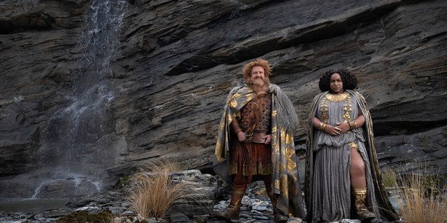 Esta imagen publicada por Amazon Studios muestra a Owen Arthur, a la izquierda, y a Sophia Numfit en una escena de "El Señor de los Anillos: Los Anillos del Poder."