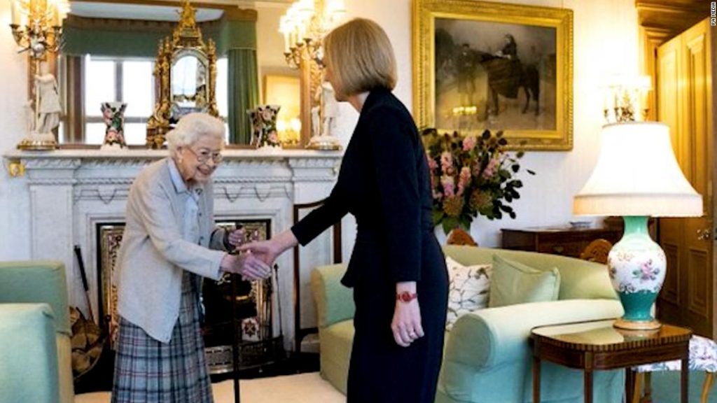 La reina Isabel II de Gran Bretaña pospone una reunión importante después de que los médicos le aconsejaron que descansara