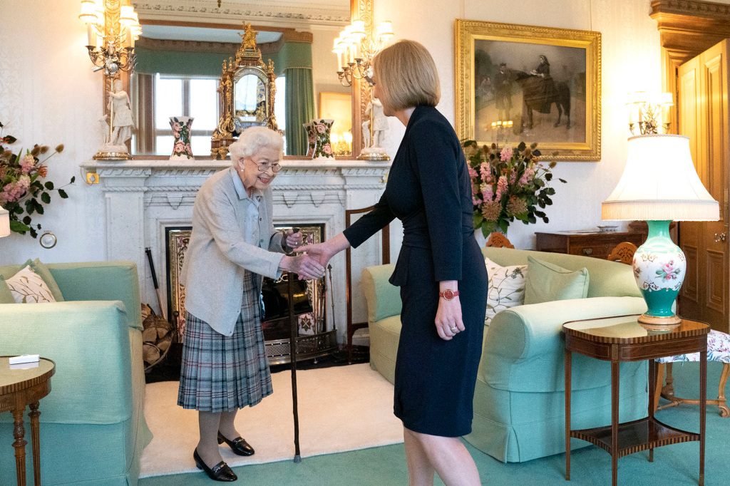 La reina Isabel II de Gran Bretaña, la líder del Nuevo Partido Conservador y la primera ministra británica electa Liz Truss