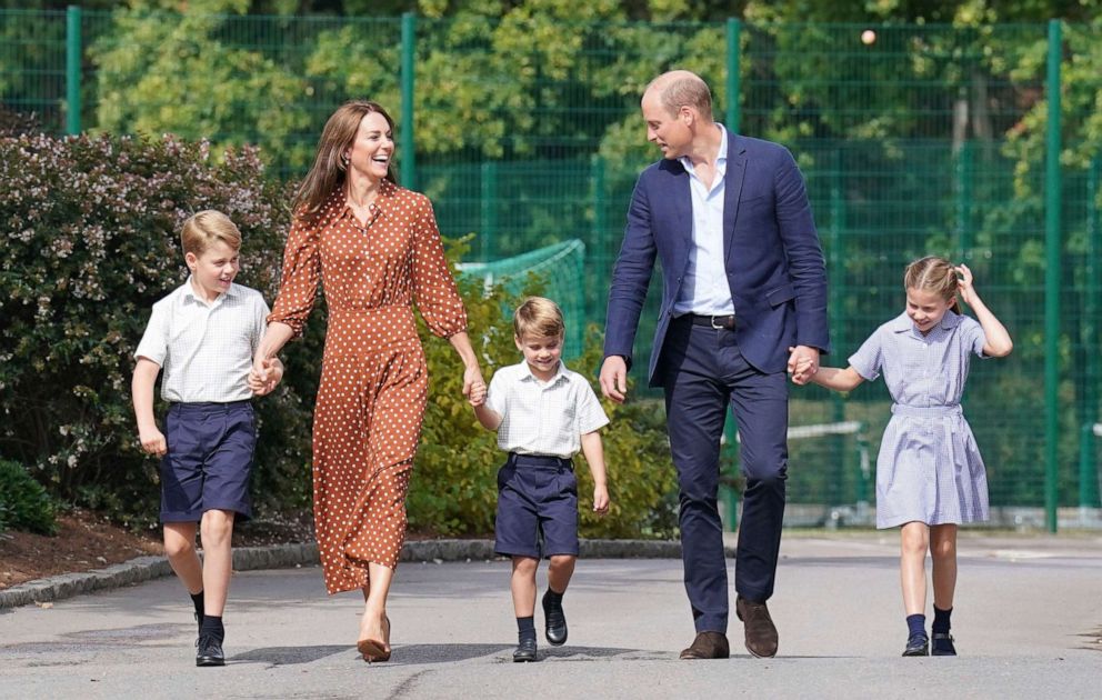 Foto: De izquierda a derecha, el príncipe George de Gran Bretaña, la duquesa Kate de Cambridge, el príncipe Louis, el príncipe William y la princesa Charlotte llegan a la Escuela Lambroke, cerca de Ascot, Inglaterra, el 7 de septiembre de 2022. 