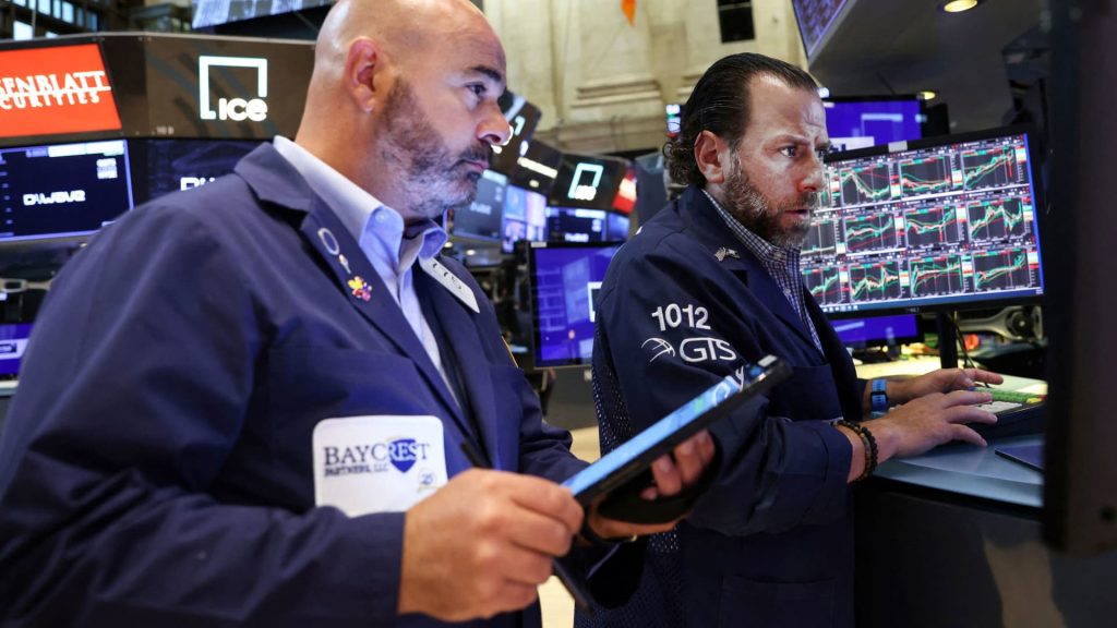 Dow cae 300 puntos mientras los comerciantes se preocupan por la advertencia de FedEx, Wall Street se dirige a una gran pérdida semanal