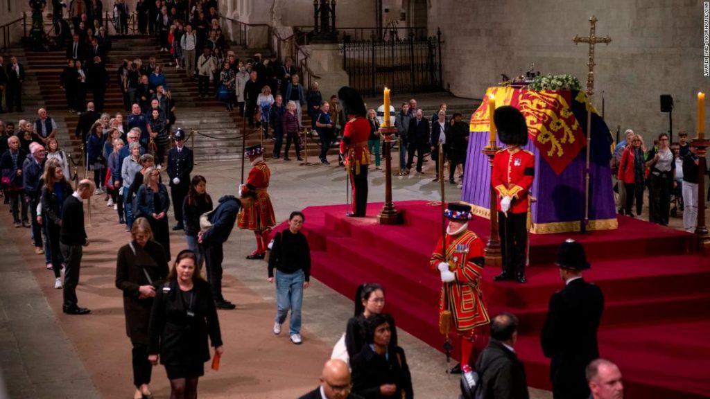Reina Isabel: el rey Carlos y sus hermanos realizan una vigilia junto al ataúd de su madre