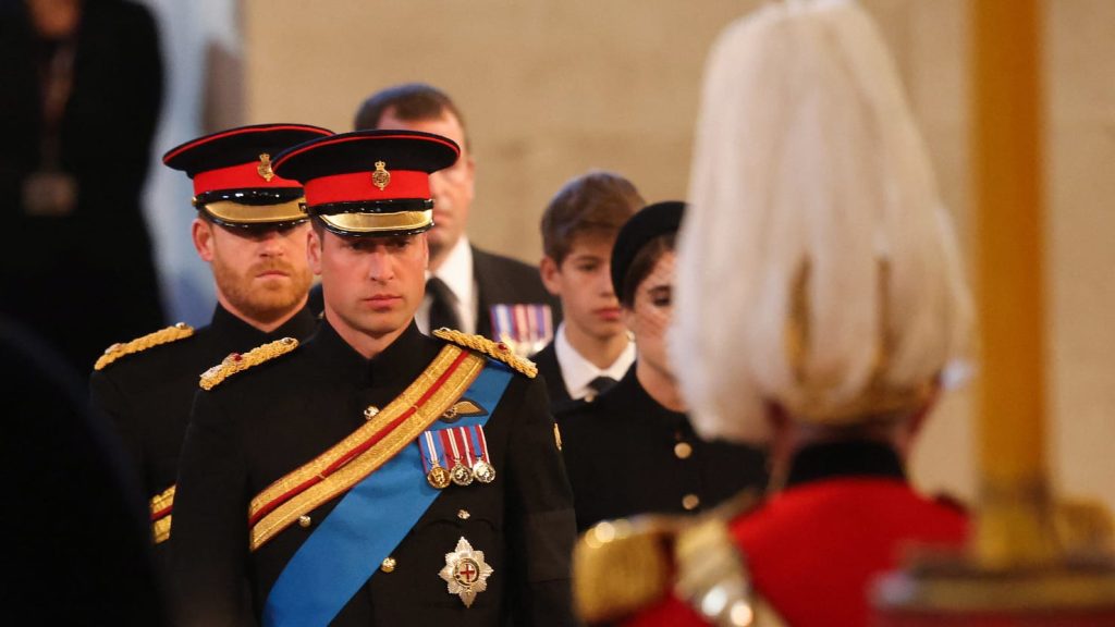 El príncipe Harry, en uniforme, se reunió con el príncipe William en Vigil for Queen