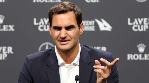 Federer se dirige a los medios en Londres antes del final de su carrera profesional. 