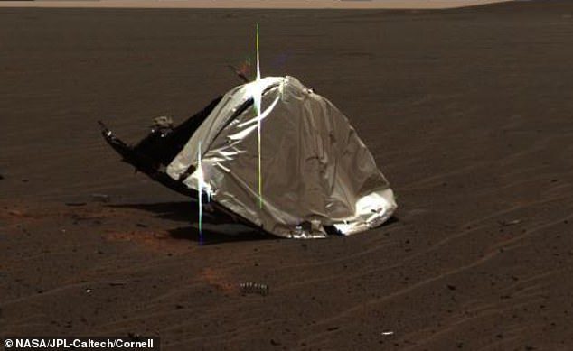 La oportunidad murió para la NASA ahora en Marte, pero envió una foto de su escudo térmico en 2004, junto con los escombros esparcidos en la Tierra por varias millas.