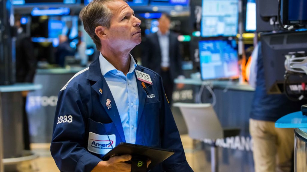 Los futuros de acciones subieron después del S&P 500, y el Dow cerró en su nivel más bajo desde 2020