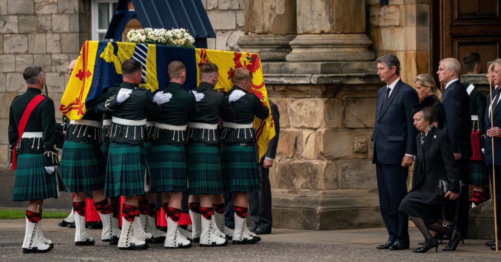 El ataúd de la reina Isabel llega a Edimburgo mientras los dolientes se alinean en las calles