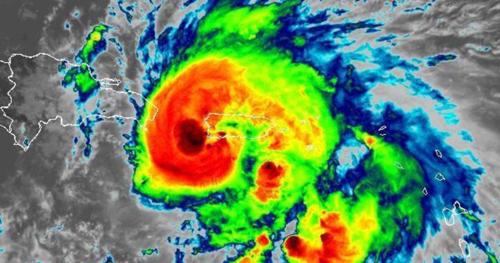El huracán Fiona azota República Dominicana tras acabar con la electricidad en Puerto Rico y causar daños 'catastróficos'
