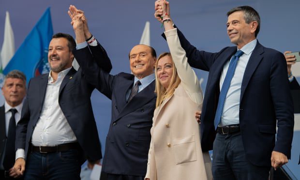 Matteo Salvini, Silvio Berlusconi, Georgia Meloni y Maurizio Lopi asisten a una reunión política organizada por la coalición política de derecha el 22 de septiembre en Roma.