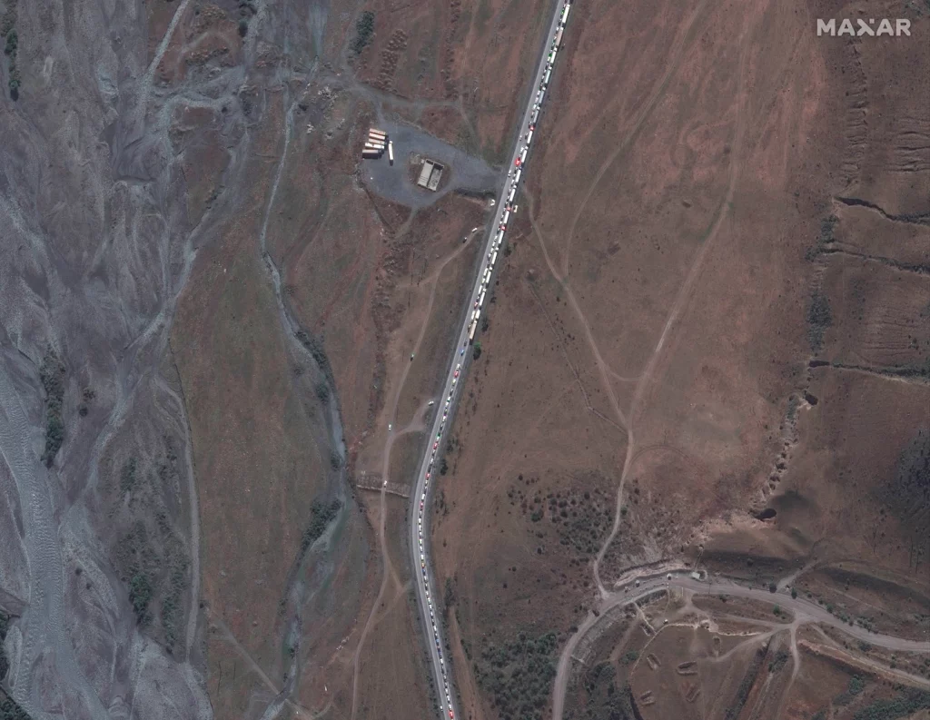 Imágenes de satélite muestran que movilización rusa enciende una línea en la frontera con Georgia