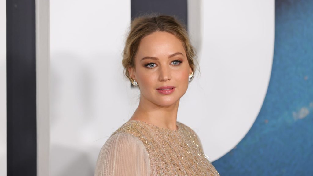 Jennifer Lawrence critica la brecha salarial de género en Hollywood en entrevista con Vogue
