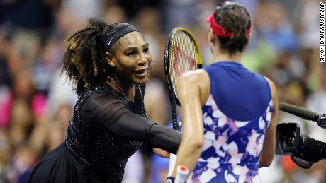 Serena Williams le da la mano a Ajla Tomljanovic después de un partido individual femenino en el US Open 2022, el viernes 2 de septiembre de 2022 en Flushing, Nueva York. 